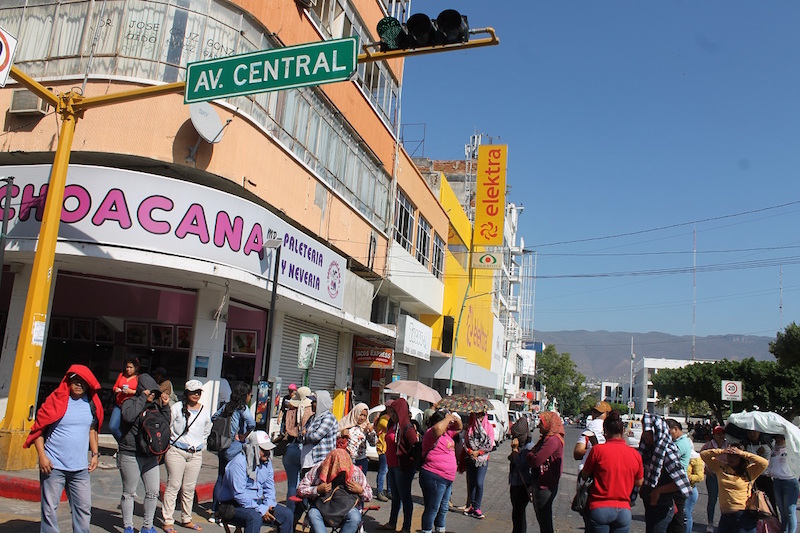 Maestros acreditados siguen exigiendo plazas y bloqueando centro de Tuxtla