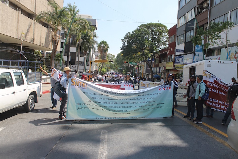 Bloquean Palacio maestros disidentes de la CNTE