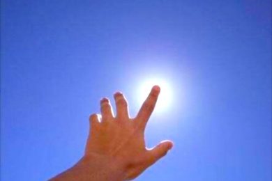 tapar el sol con un dedo