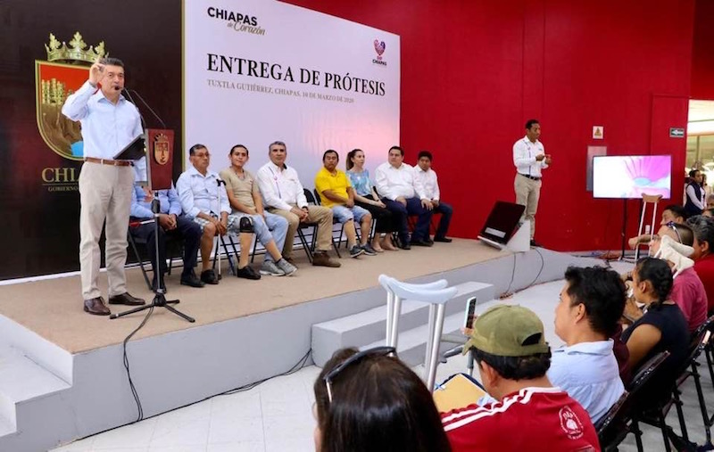 Entrega Rutilio Escandón prótesis a hombres y mujeres de 27 municipios de Chiapas