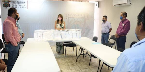 Recibe personal médico de Tapachula donación de trajes de protección