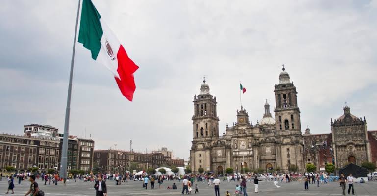 Socialismo a la mexicana / A Estribor