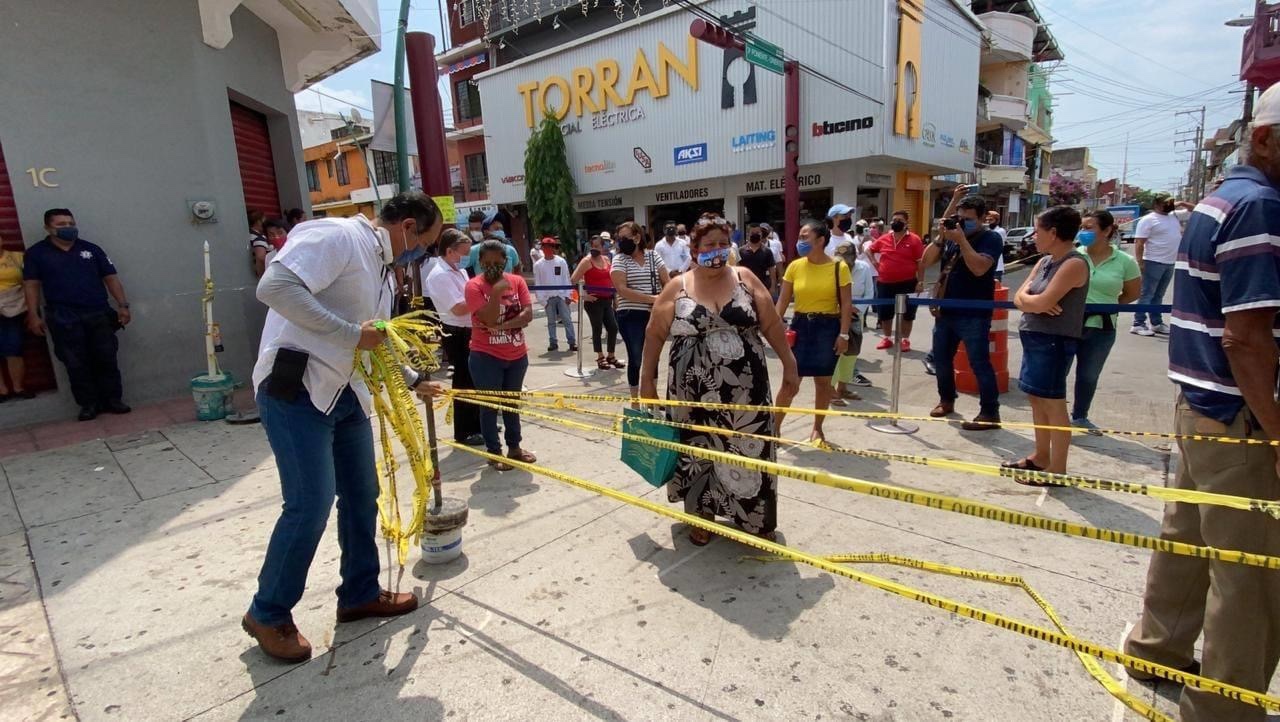 Comerciantes de Tapachula rompen cintas y abren el centro
