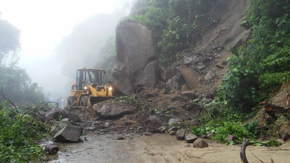 Intensifican trabajos para abrir carreteras afectadas por derrumbes en Tapachula