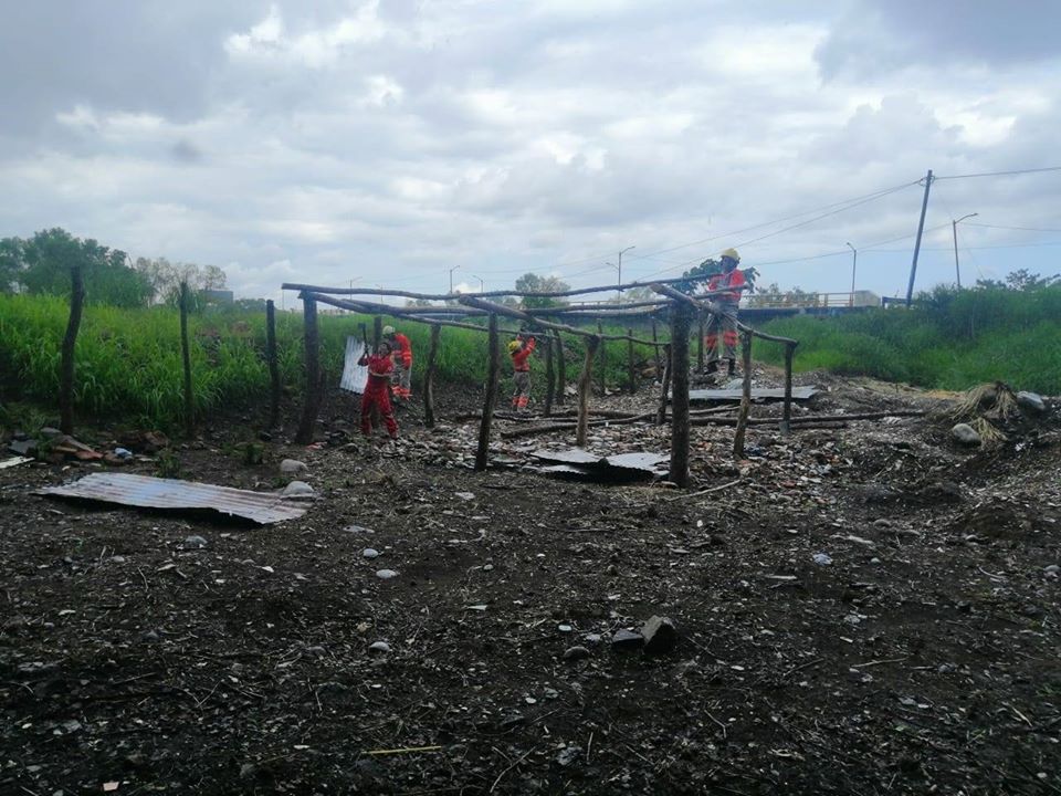 Desmantelan casas provisionales en el margen del Río Coatán