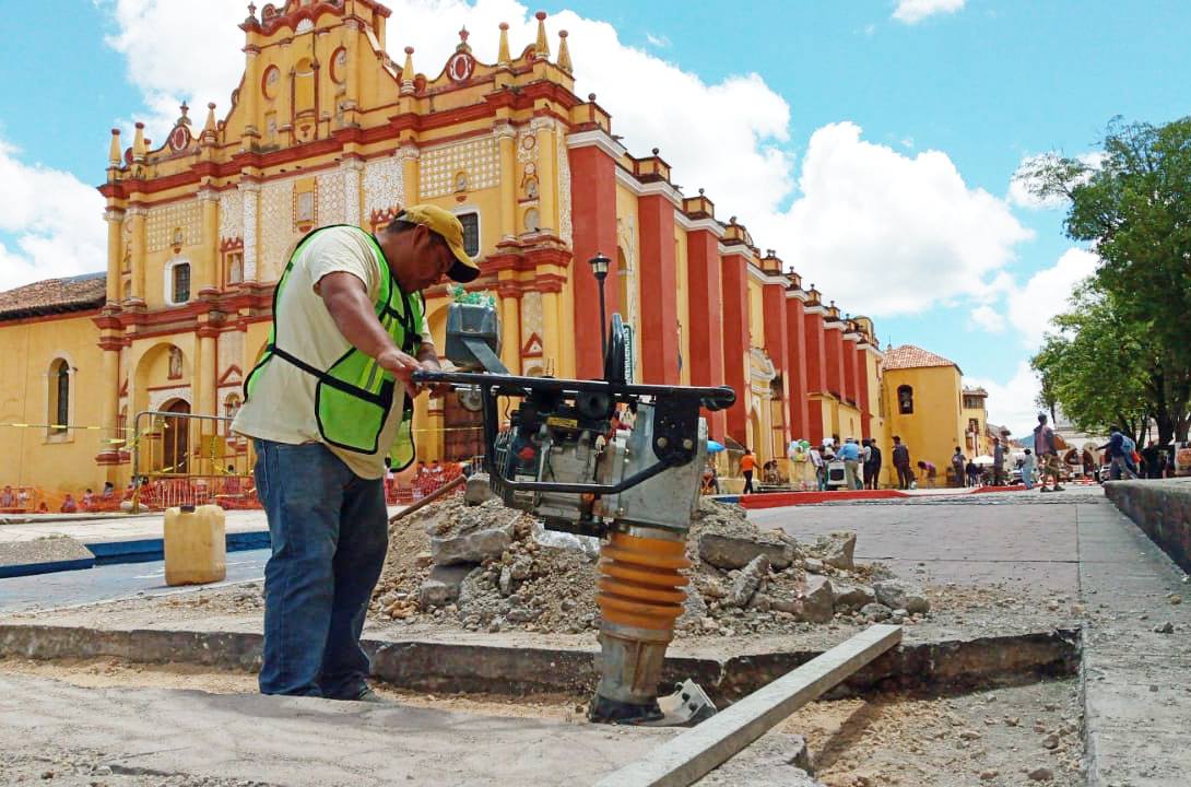 Mantienen trabajos de bacheo en San Cristóbal