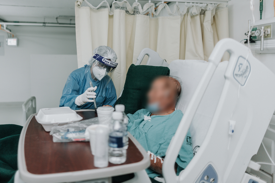 Usan videollamadas para comunicar a pacientes convalecientes IMSS con sus familias