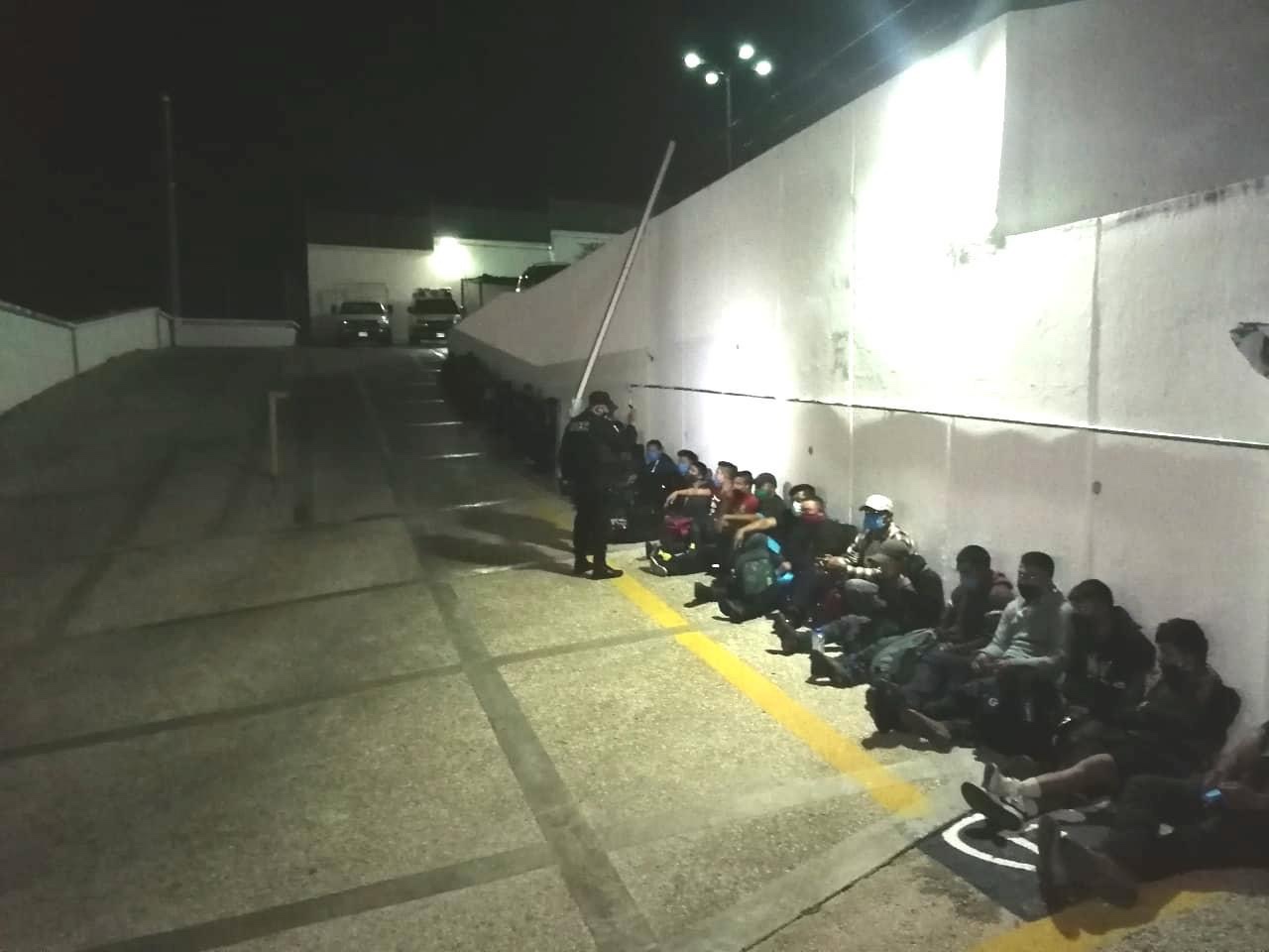 Rescatan a 49 migrantes en Tuxtla, el conductor huyó