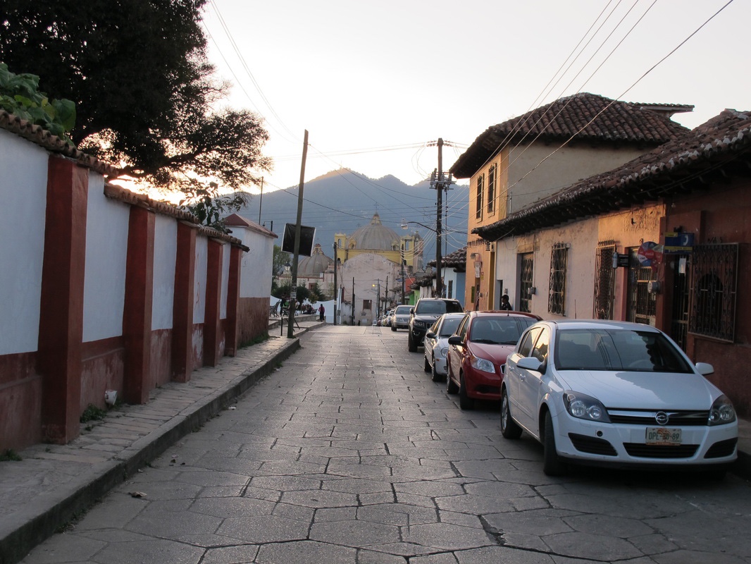 Cierran circulación vial en Barrio de El Cerrillo por obras
