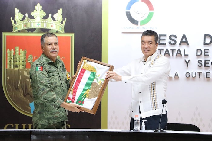 Como símbolo de apoyo, Ejército Mexicano entrega bandera a Rutilio Escandón
