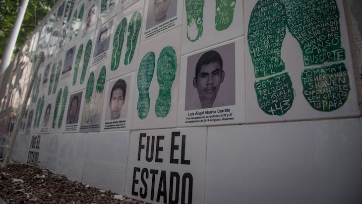 Ayotzinapa, lucro de una tragedia / A Estribor