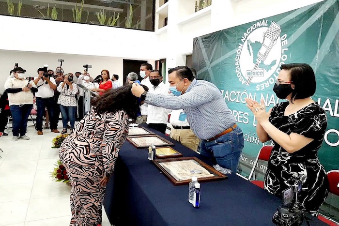 Entrega Unicach medallas a locutores de Chiapas