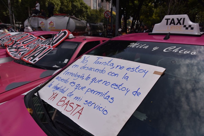 Taxistas de CDMX mantienen protesta en contra de las apps de transporte