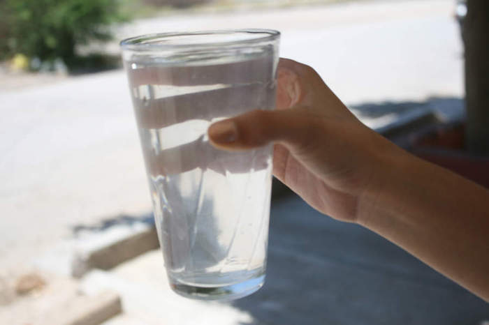 Consumo de seis a ocho vasos de agua al día mejora salud: IMSS