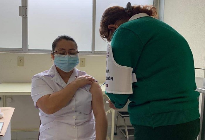 Inicia IMSS aplicación de vacuna para personal médico y de enfermería en Chiapas