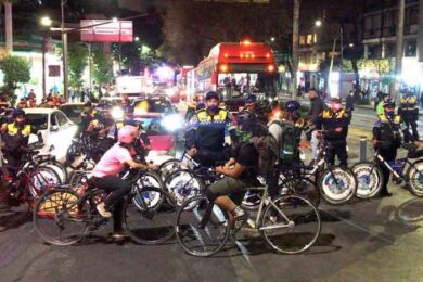 policías y ciclistas