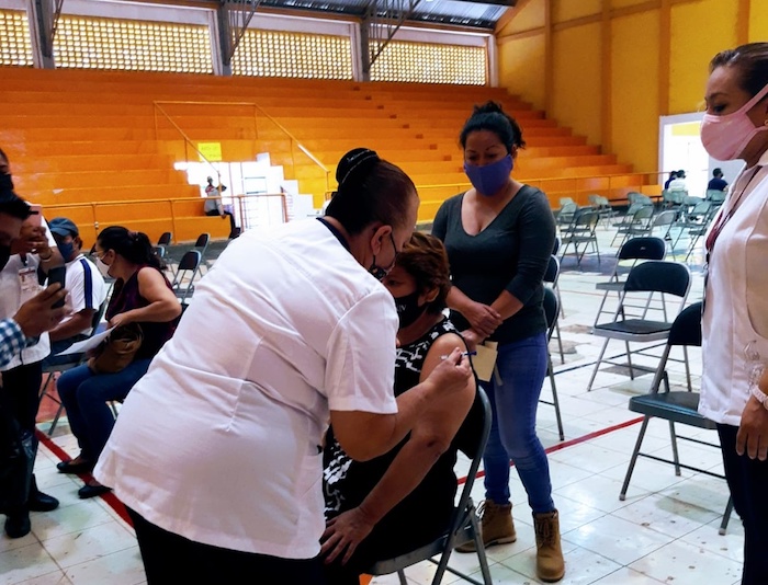 Continúa aplicación de vacuna contra Covid-19 a población mayor de 50 años, mujeres embarazadas y docentes, en Chiapa de Corzo