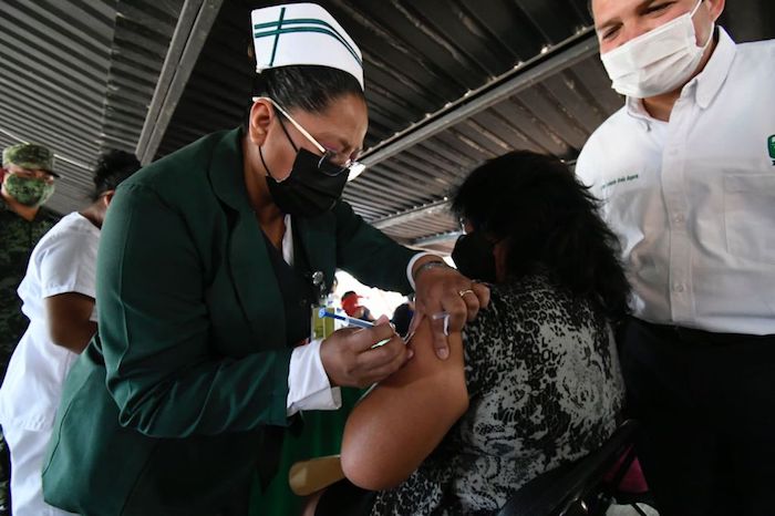 IMSS Chiapas apoya en vacunación a personas de 50 a 59 años en Comitán