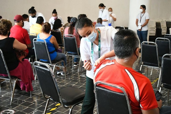 Continúa IMSS con aplicación de primera dosis para adultos de 40 a 49 años en Tapachula