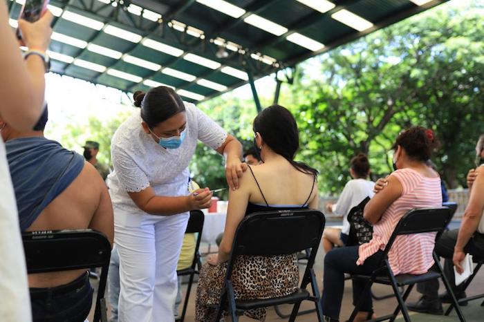 Con estrategia “2 + 1” crece afluencia de vacunación anti Covid-19 en Chiapas