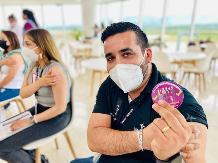 Reciben pilotos y aeromozas vacuna contra COVID-19 en aeropuerto de Chiapas