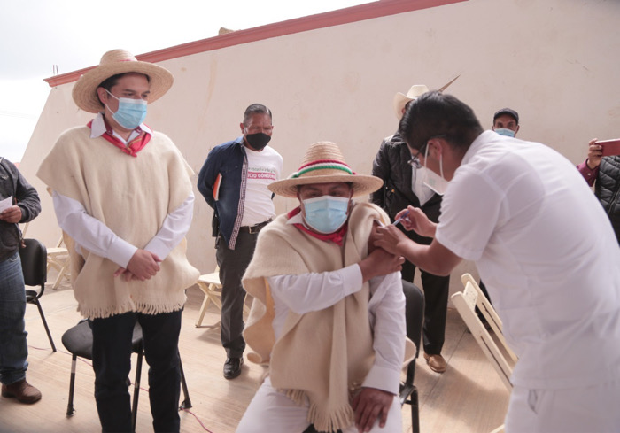 Autoridades de Chanal y Tenejapa ponen el ejemplo: se vacunan contra COVID-19