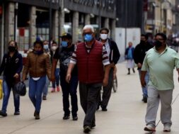 personas-con-cubrebocas-en-calles-de-la-ciudad-de-mexico-ante-la-pandemia-de-coronavirus