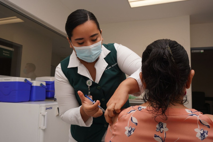 Tercera dosis para reforzar inmunización de personal de salud del IMSS Chiapas