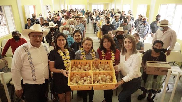 El Voluntariado “Legislando con el corazón” entrega apoyos a ejidatarios de San José, Terán