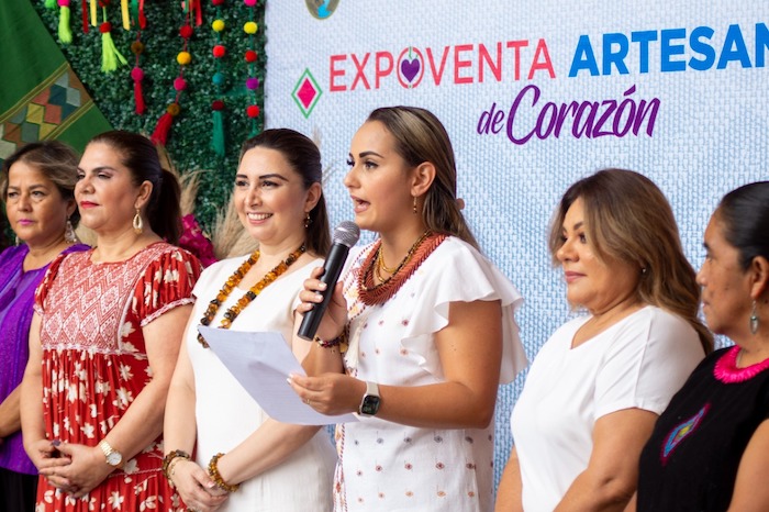 Inaugura Alejandra Martínez “Expo venta Artesanal de Corazón” en Congreso