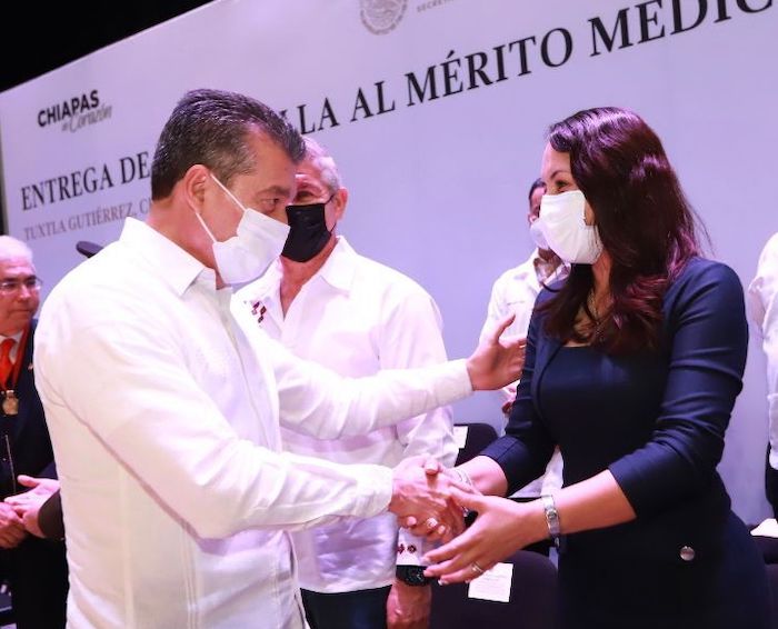 Participa diputada Verónica Alcázar en la entrega de la Medalla al Mérito Médico