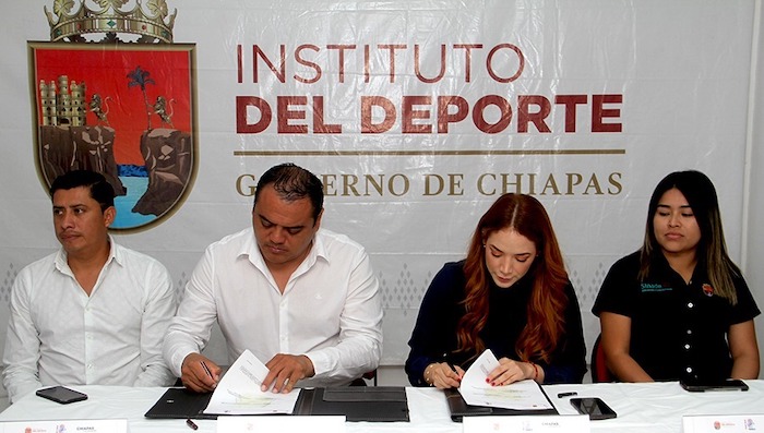 Tania Robles y Bernardo Coutiño firman convenio entre el Indeporte y la ENLEF