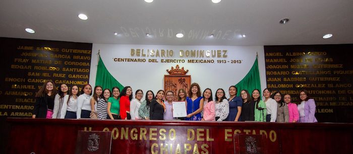 Sostiene Rocío Cervantes reunión con mujeres feministas universitarias