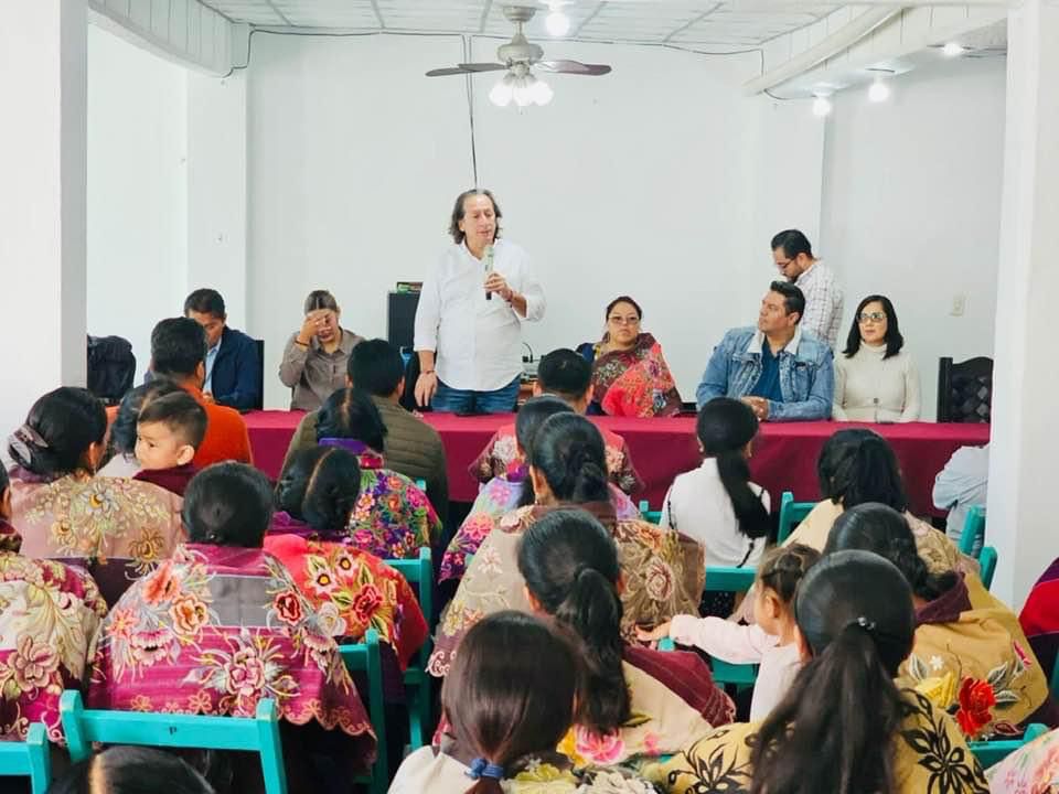 Mujeres artesanas y tejedoras indígenas de Zinacantán se reúnen para apoyar a Claudia Sheinbaum