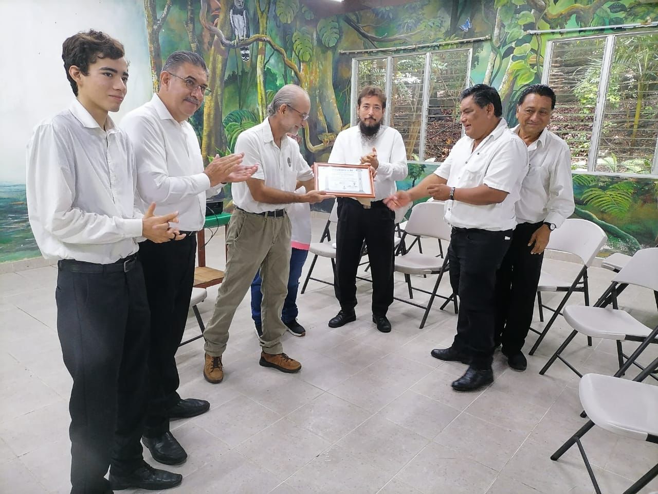 Reconocen la trayectoria del biólogo Carlos Guichard