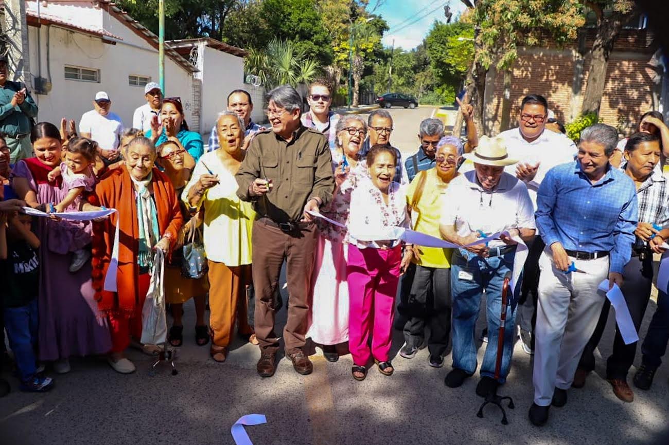 Carlos Morales cumple con vecinos de la Albania Baja