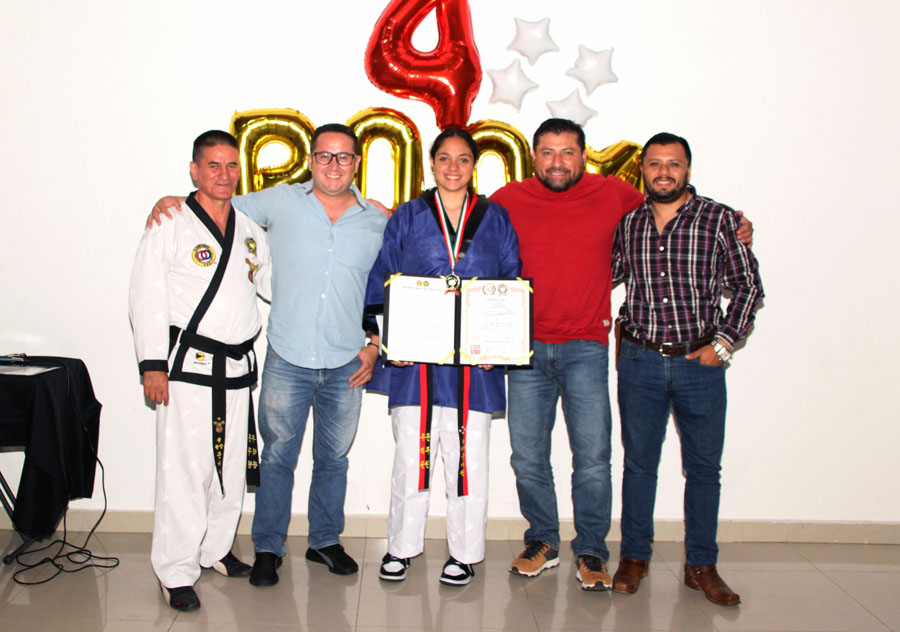 Edith Vigil Roque con Medalla de Excelencia en el CXLV Examen de Cintas Negras de Moo Duk Kwan en Nuevo León