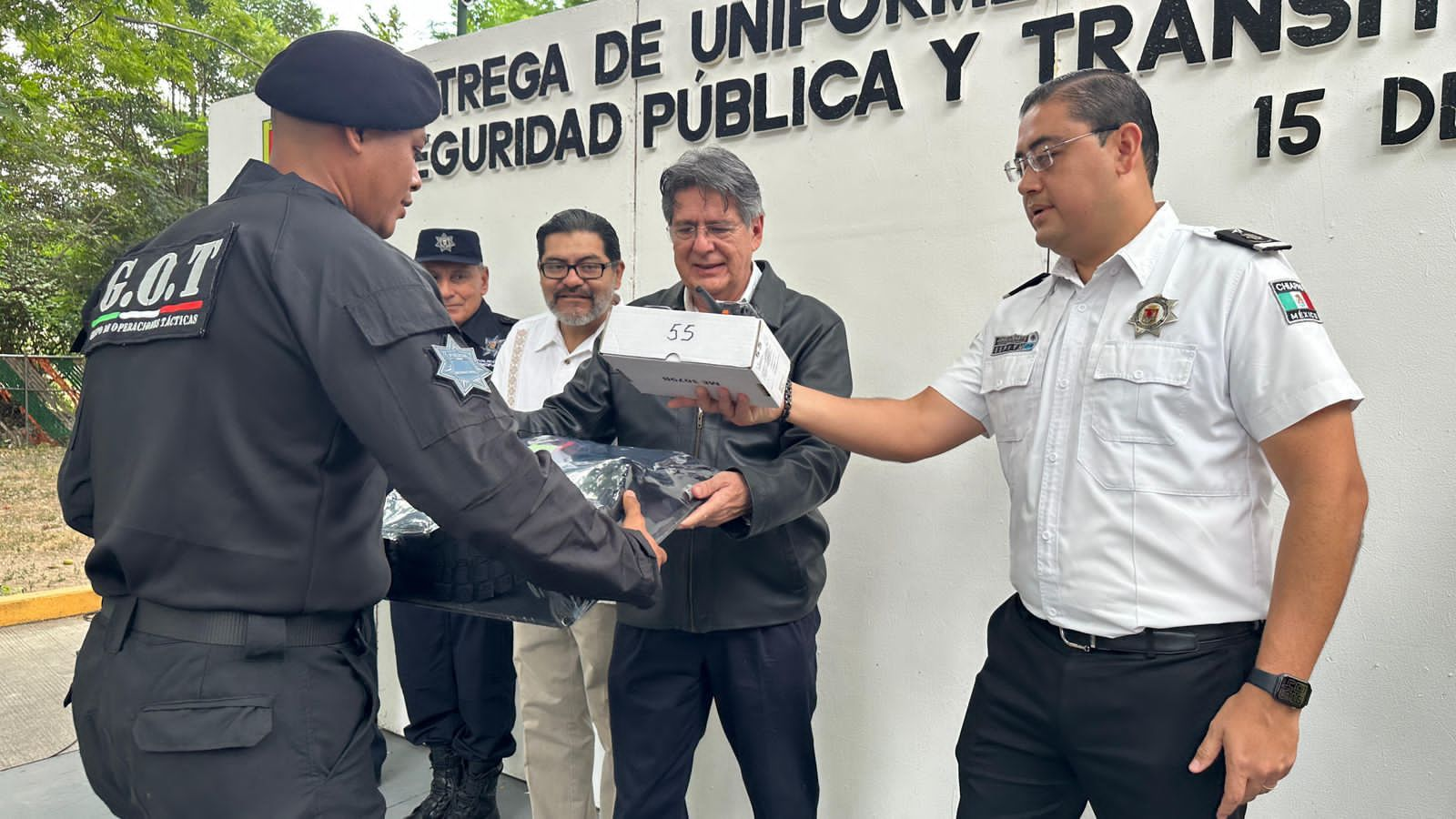 Mejoras en la Seguridad: Entrega de Uniformes y Equipos en Tuxtla