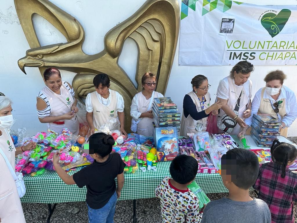 A nombre de los Reyes Magos, Voluntarios IMSS entregan regalos a niñas y niños del Hospital General de Zona No. 2