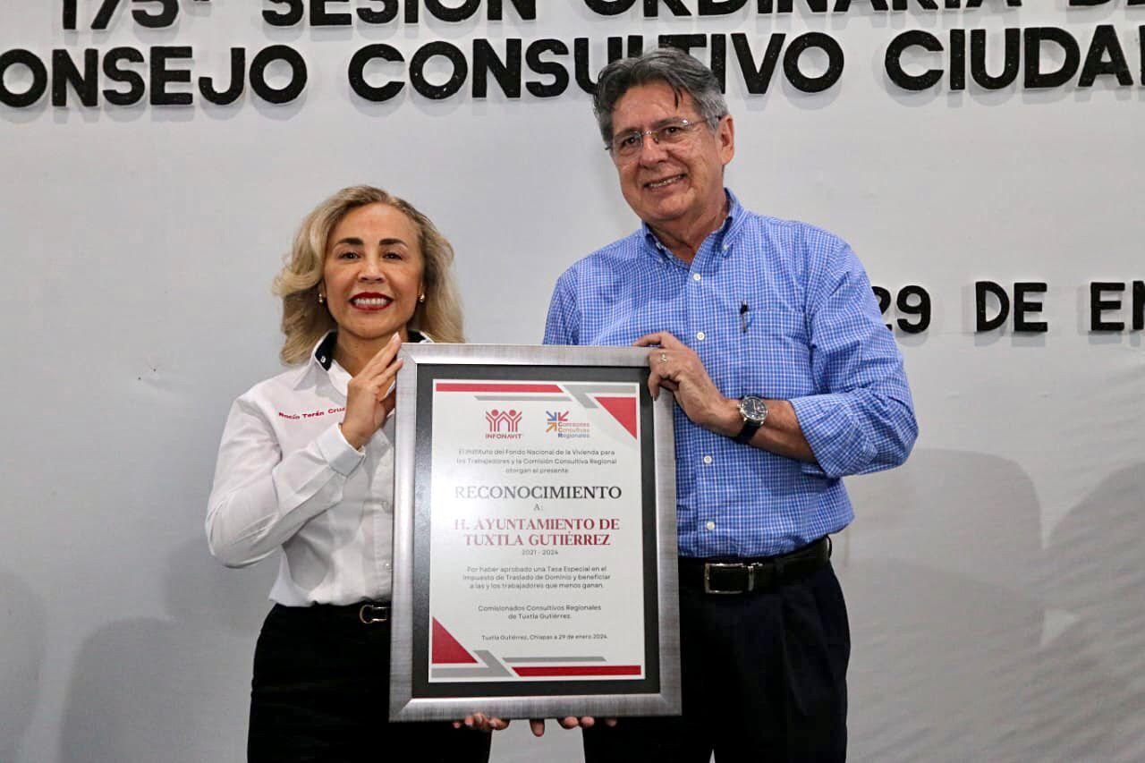 Reconocimiento del Infonavit al ayuntamiento de Tuxtla Gutiérrez por reducción de tasa de traslado de dominio