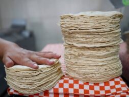 Tortillas a precio estable Maseca no aumentará precios en 2024 confirma AMLO