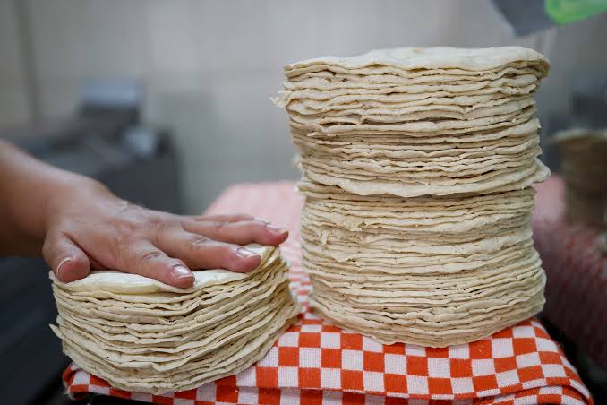 Tortillas a precio estable: Maseca no aumentará precios en 2024, confirma AMLO