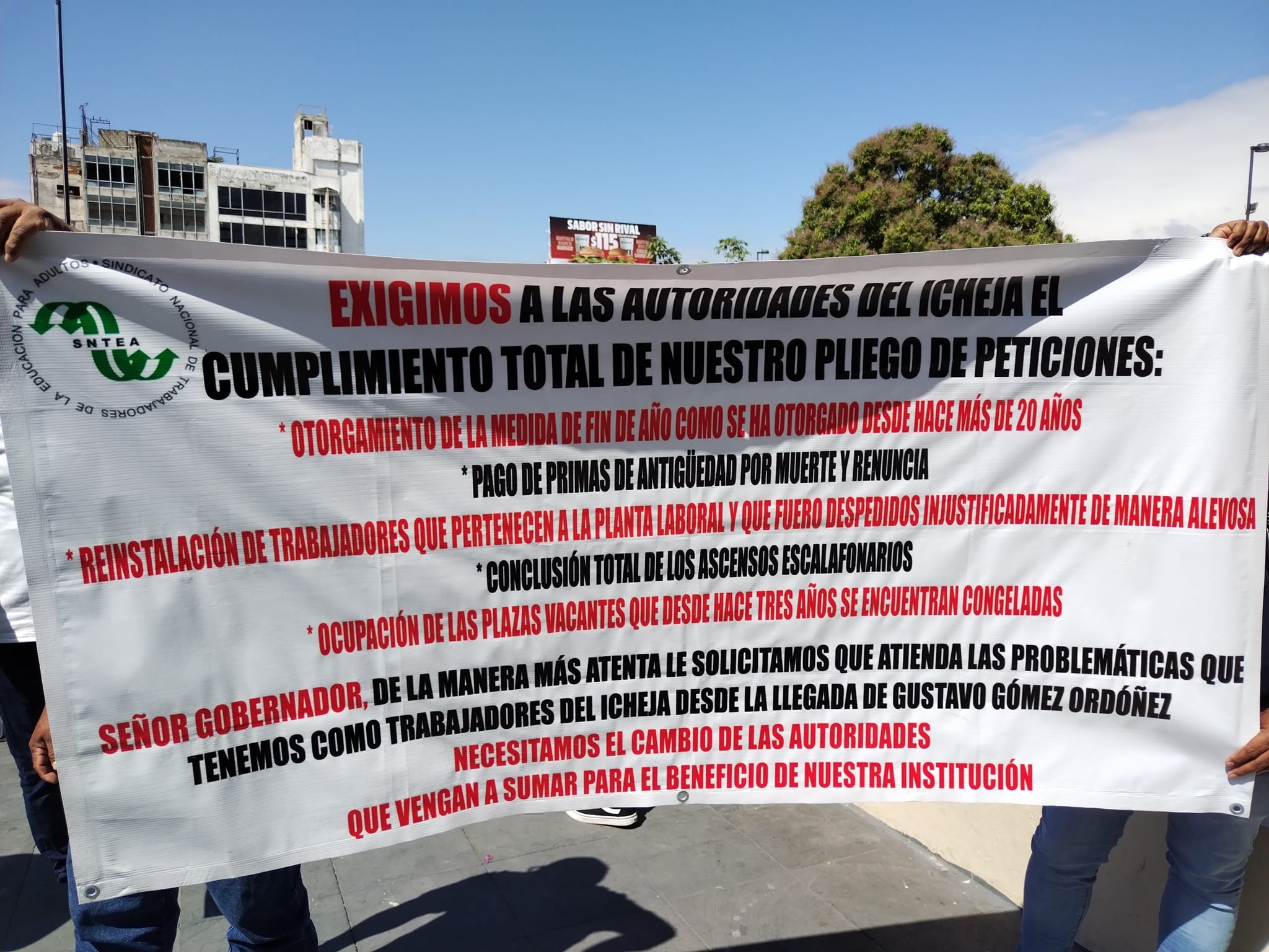 Trabajadores del ICHEJA exigen bonos de 14 mil pesos