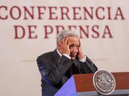 Andrés Manuel López Obrador señaló la decisión del ministro Luis María Aguilar de suspender la decisión de distribuir los libros de texto gratuito en Chihuahua.