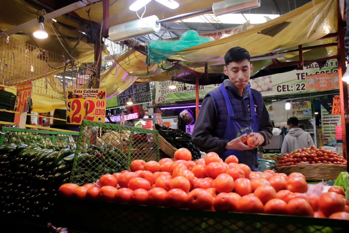 Productos esenciales para mexicanos elevan sus precios: tomate, cebolla y Coca-Cola