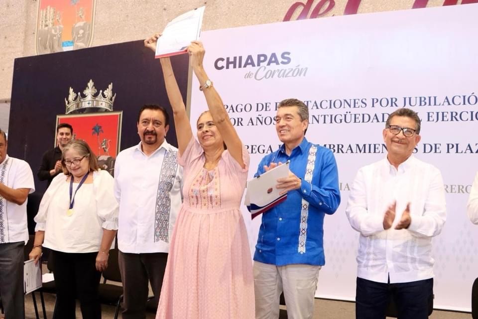 Rutilio Escandón entrega pago de prestaciones y medallas por antigüedad a personal del Cobach