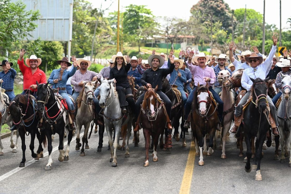 Eduardo Ramírez asiste como invitado a cabalgata en Juárez