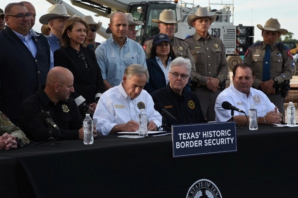México se niega a aceptar migrantes deportados bajo polémica ley de Texas, mientras el gobernador Abbott persiste en medidas fronterizas