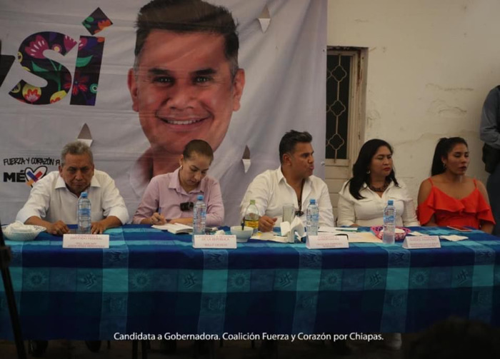 Olga Espinosa y Willy Ochoa se reúnen con el magisterio en Villaflores