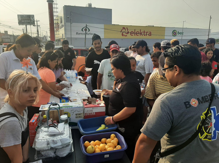 Colectiva 50más1Mx y bomberos celebran a menores migrantes en Tuxtla